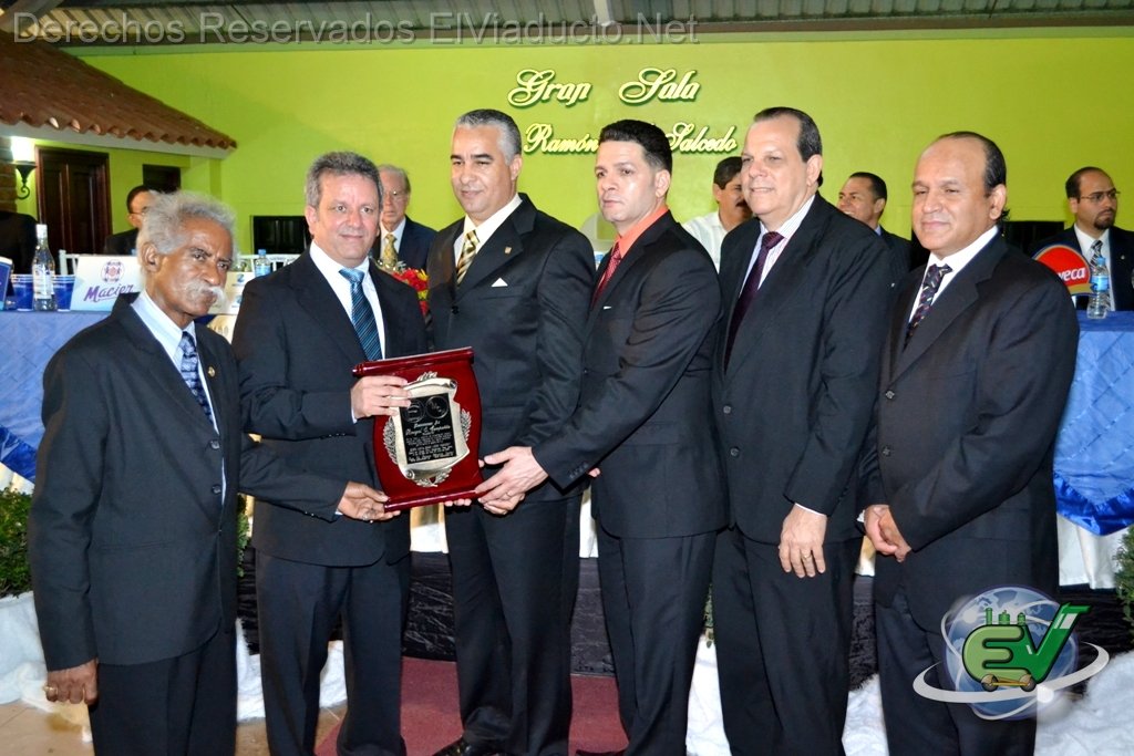 Entrega de placa a Brugal & Compañía por ser el padrino de Expo Moca 2012, la cual fue recibida por el gerente de Ventas de la empresa, Jorge Luis Estévez